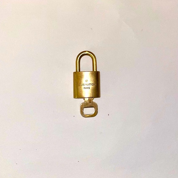 Lois Vuitton Vintage Brass Lock #446 Fully Polished. Minor wear Very Smooth Key! - Picture 4 of 6